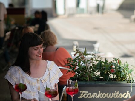 Two women enjoying drinks outdoors at Frankowitsch in Graz. | © Delikatessen Frankowitsch