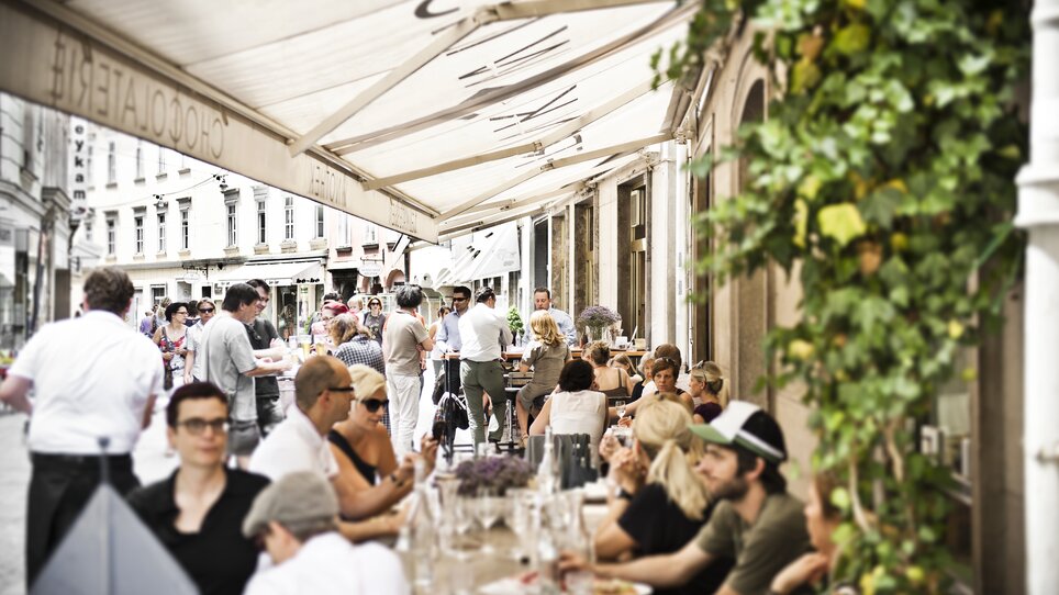 Belebte Straßencafé-Szene in Graz, entspannte Atmosphäre. | © Frankowitsch