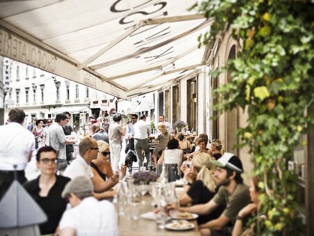 Busy street café scene in Graz, relaxed atmosphere. | © Frankowitsch