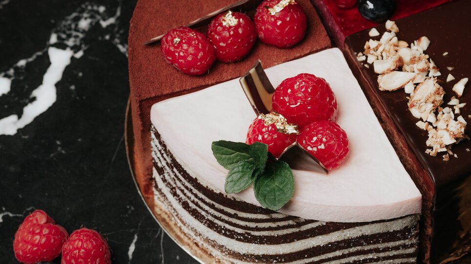 Ein wunderschöner Schokoladenkuchen mit Himbeeren und Blaubeeren. | © Frankowitsch - LippZahnschirm Photography (7a)