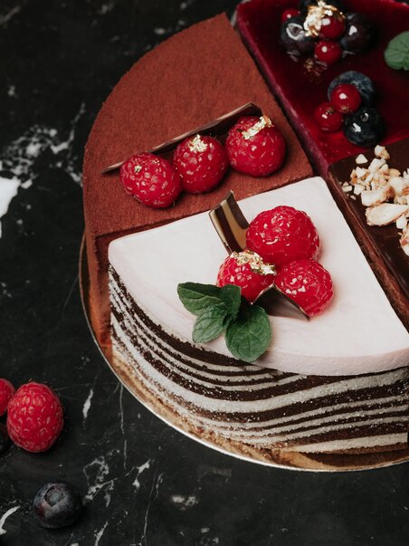 A beautiful chocolate cake topped with raspberries and blueberries. | © Frankowitsch - LippZahnschirm Photography (7a)