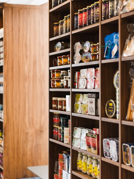 Shelf with various delicacies and foods in a shop. | © Frankowitsch
