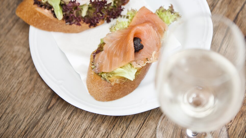 Zwei Brötchen mit Lachs und Shrimps auf einem Teller. | © Frankowitsch