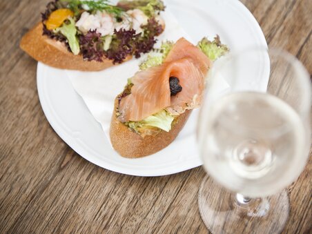 Two open sandwiches with salmon and shrimp on a plate. | © Frankowitsch