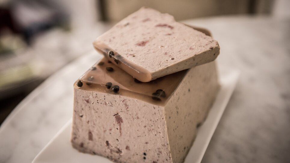 A delicious terrine with jelly in an elegant presentation. | © Nussbaumer