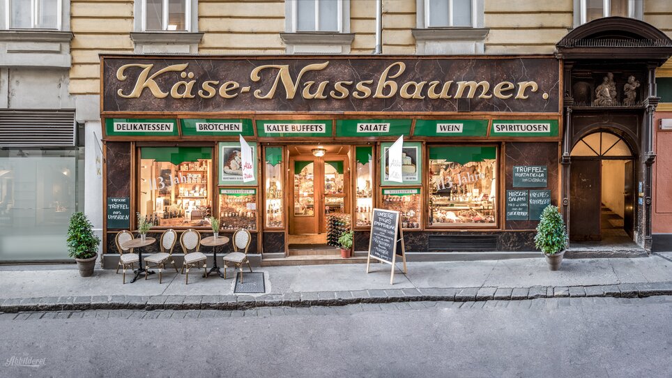 Traditional delicatessen shop Käse-Nussbaumer in Graz with outdoor seating. | © Delikatessen Nussbaumer