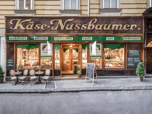 Traditionelles Delikatessengeschäft Käse-Nussbaumer in Graz mit Außenbestuhlung. | © Delikatessen Nussbaumer