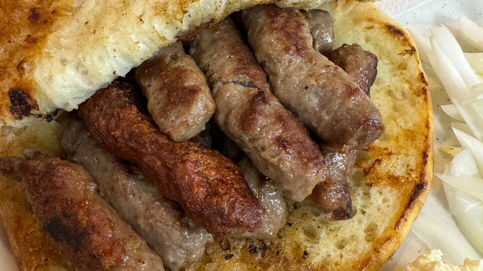 Ein köstliches Gericht mit gegrillten Würstchen im Brot. | © Demiri