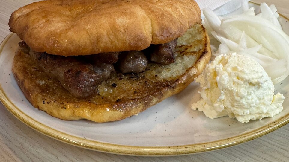 Ein herzhaftes Sandwich mit Fleisch und Zwiebeln. | © Demiri