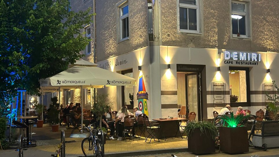 Gemütliches Café Restaurant Demiri in Graz mit Außenbereich und Beleuchtung. | © Demiri