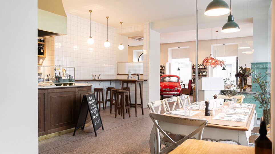 Modern restaurant interior with bar and table setting. | © Florian Weitzer Hotels & Restaurants