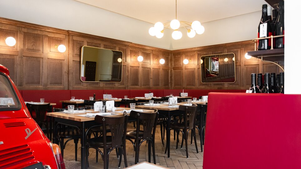Interior of restaurant Der Steirer I with wooden walls and mirrors. | © Florian Weitzer Hotels & Restaurants