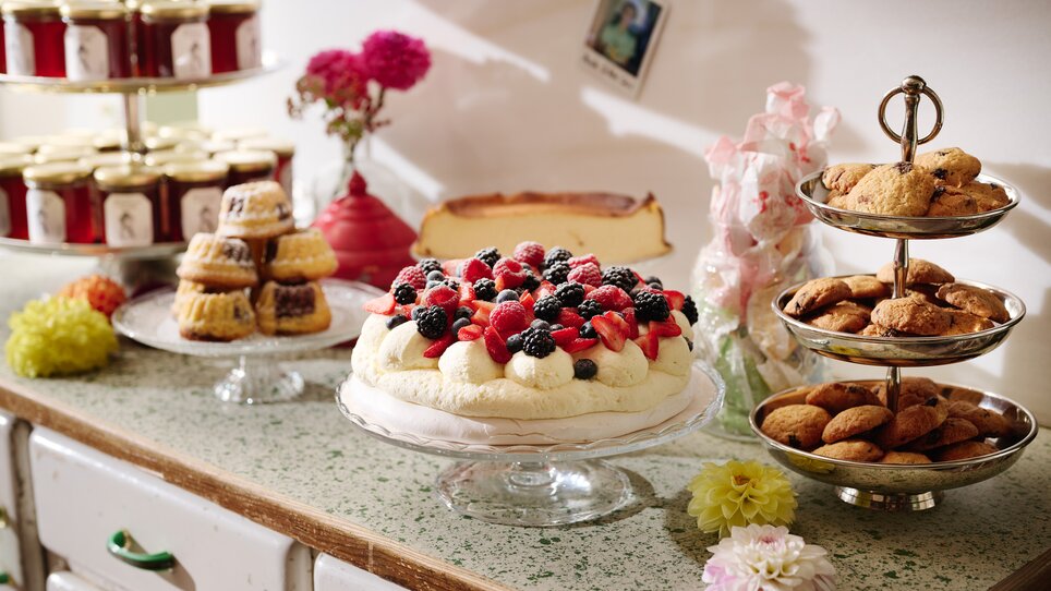 Many sweet treats attractively presented on a table in the restaurant ‘Der Steirer’. | © Florian Weitzer Hotels & Restaurants