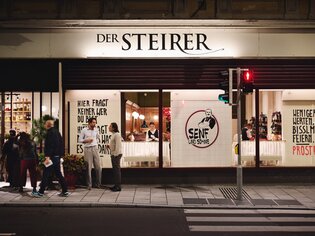Außenansicht des Restaurants Der Steirer in Graz bei Nacht. | © Florian Weitzer Hotels & Restaurants