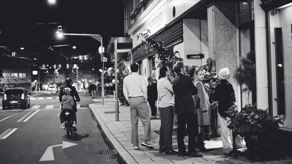 People standing in front of a restaurant in Graz at night. | © Florian Weitzer Hotels & Restaurants