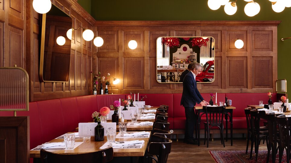 Rustic restaurant with wooden accents and elegant lighting. | © Florian Weitzer Hotels & Restaurants