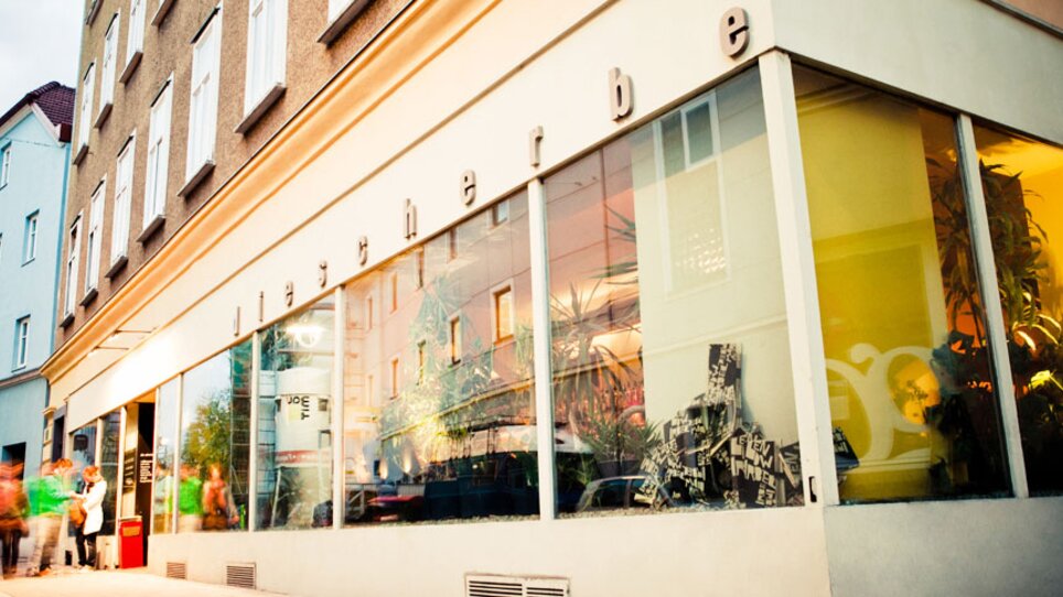 Ristorante moderno a Graz con grandi finestre. | © Die Scherbe - Lupi Spuma