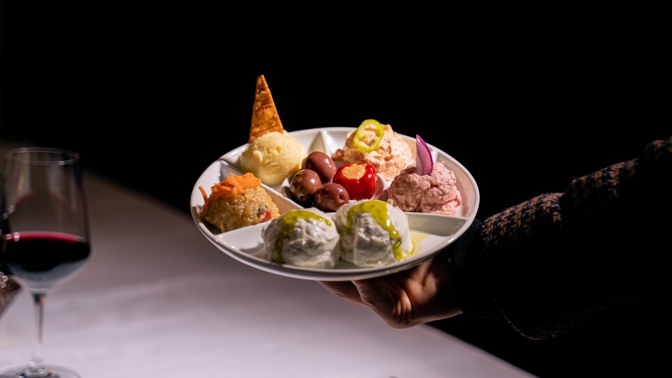 A plate with various dishes. | © Dionysos