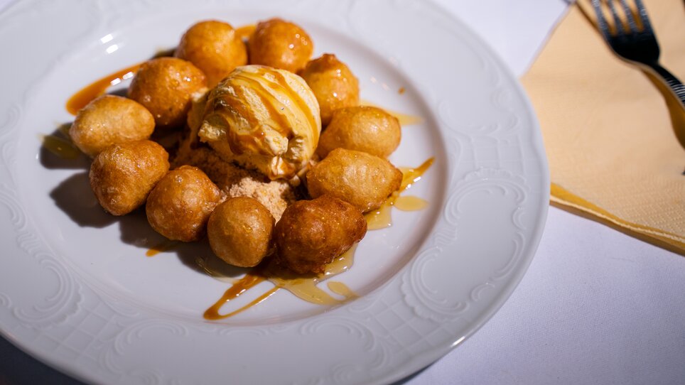 Fried dough balls with ice cream and caramel sauce | © Dionysos