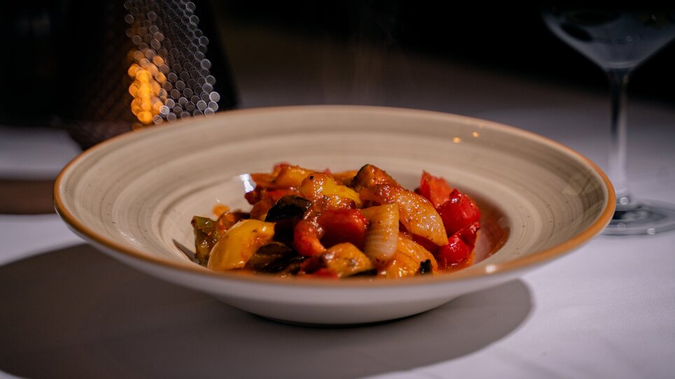 A delicious vegetable dish with colorful vegetables on a plate. | © Dionysos