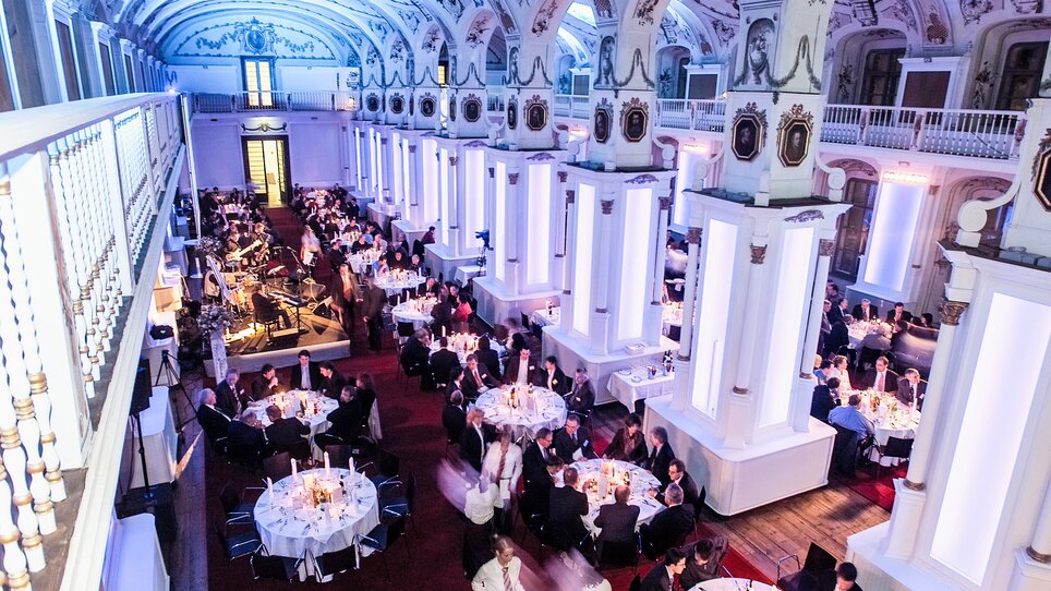 Elegant banquet with several tables in a festive setting. | © Edlers +