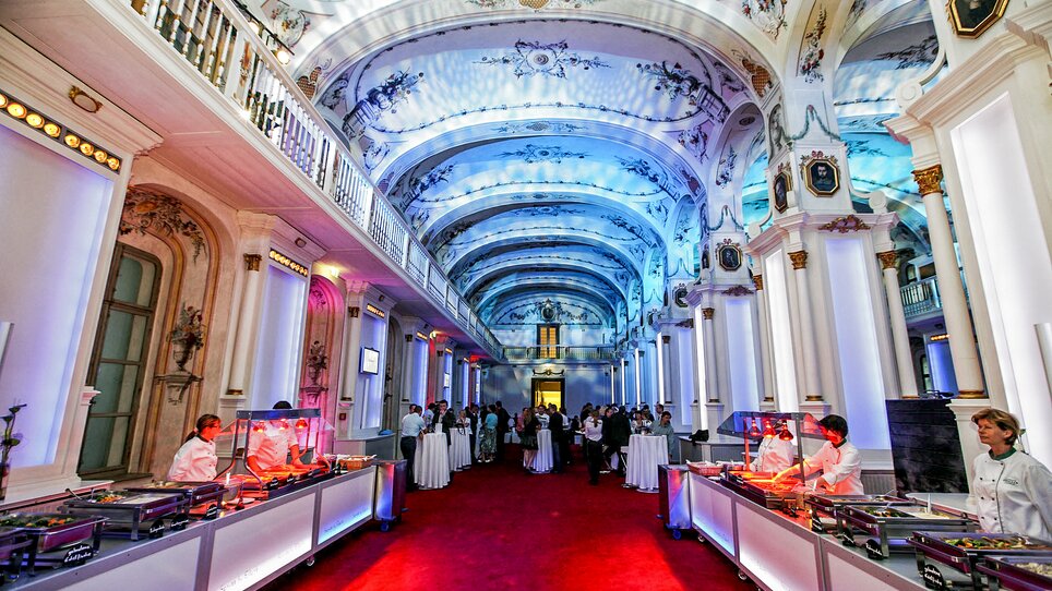 Elegant event with buffet in a historic hall. | © Edlers