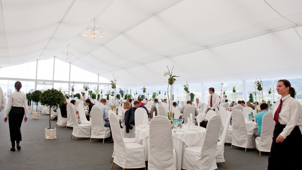 Elegant tent with tables and guests at an event. | © Edlers - Karin Bergmann