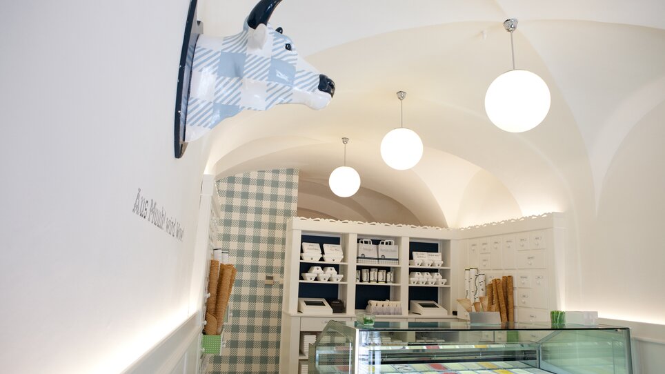 Interior shot of an ice cream café with a cow head on the wall. | © Eis Greissler