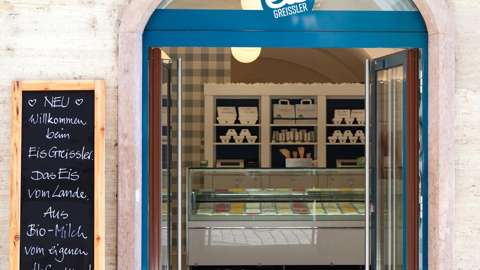 Entrance to Eis-Greissler in Graz with welcome sign. | © Eis Greissler