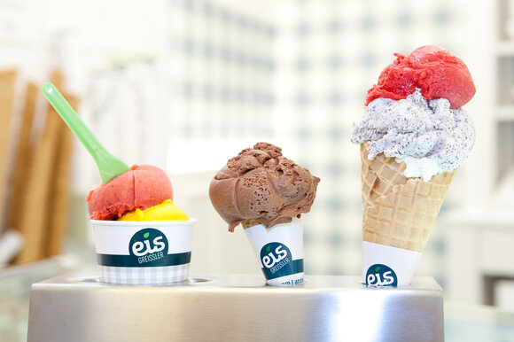 A cup of raspberry ice cream, a cone of chocolate ice cream and a cone of raspberry and poppy seed ice cream at the Eis-Greisslerei in Graz. | © Eis Greissler