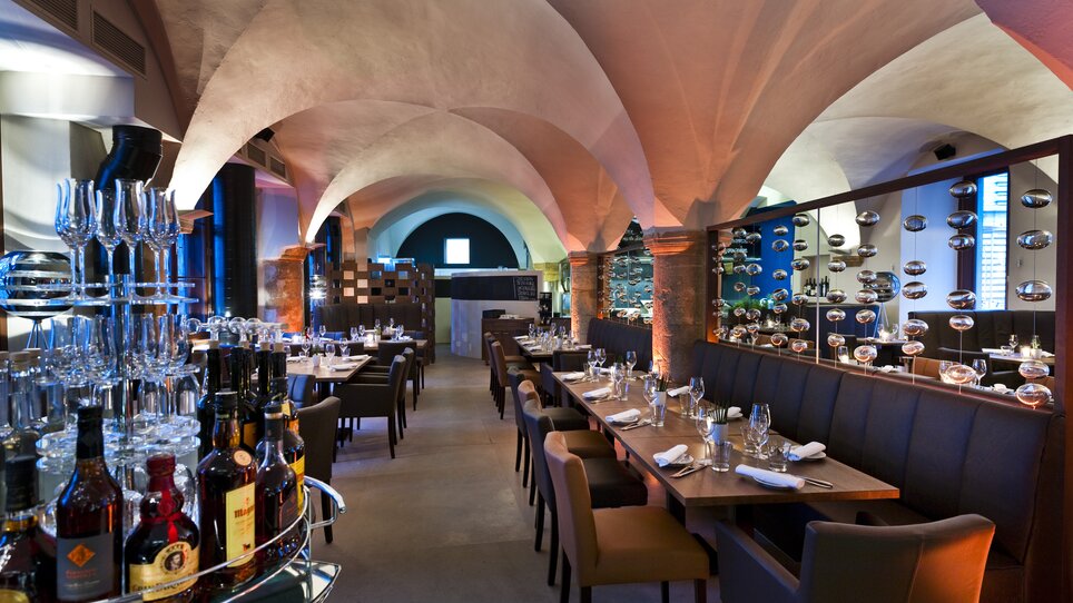 Elegante Restaurantansicht mit Tischen und Regalen für Getränke. | © El Gaucho - Werner Krug