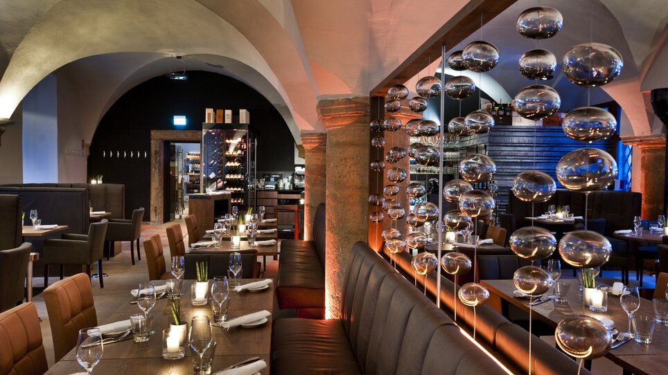 Elegantes Restaurant mit stilvollem Interieur, sanft beleuchtet. | © El Gaucho - Werner Krug