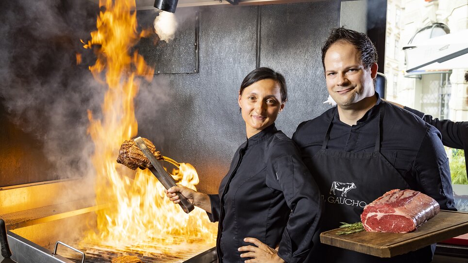 Köche am Grill mit Flammen und frischem Fleisch in Graz. | © El Gaucho - Werner Krug