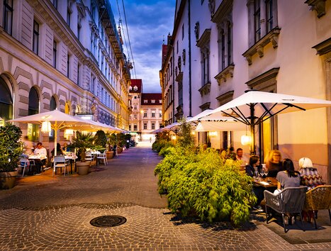 Gemütliche Atmosphäre in einer Straße mit Außenbewirtung in Graz. | © El Gaucho - Werner Krug