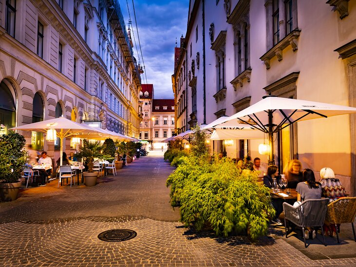 Gemütliche Atmosphäre in einer Straße mit Außenbewirtung in Graz. | © El Gaucho - Werner Krug