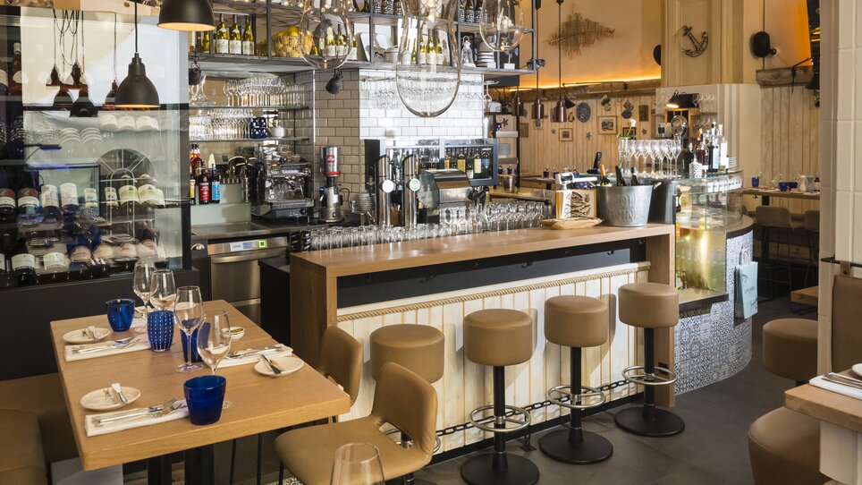 Modern restaurant interior with bar and tables. | © el pescador