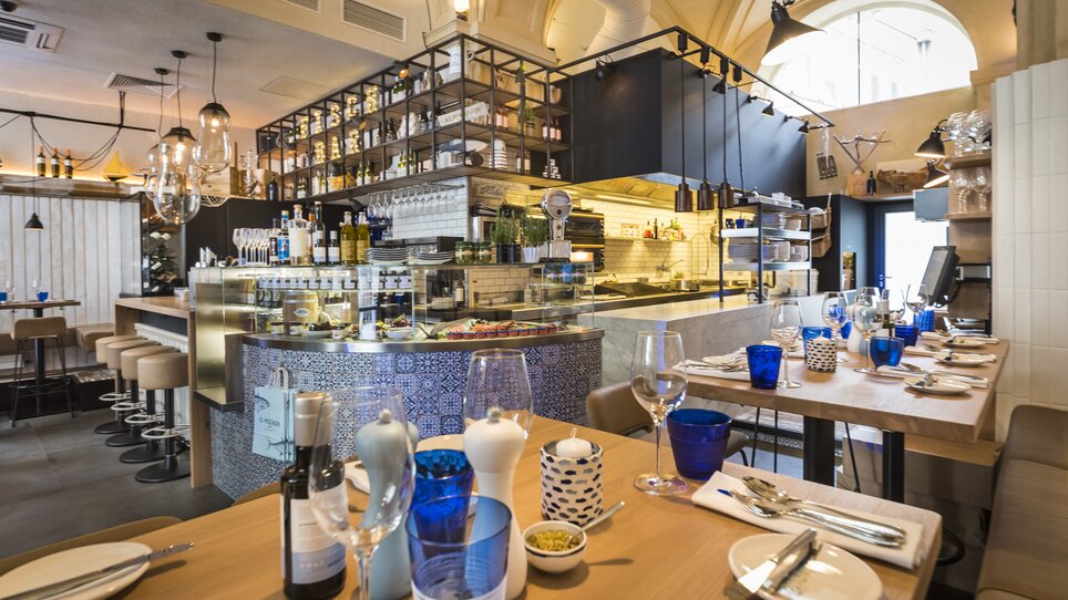 Cozy restaurant with modern setup and bar in Graz. | © El Pescador