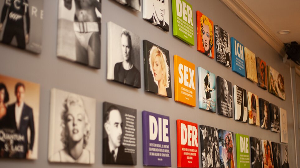 Colorful wall featuring various artworks and inspiring quotes. | © eleven - idlab Media