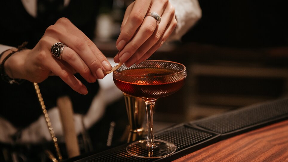 Un barista che prepara un cocktail. | © Daniel Kindler