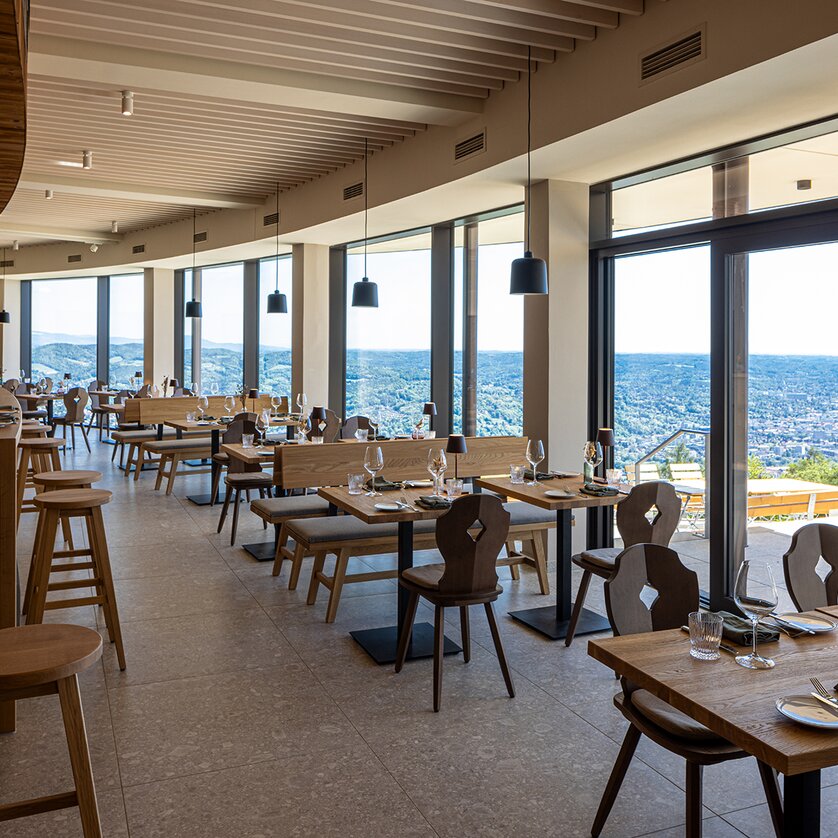 Moderner Restaurantraum mit Aussicht auf Graz und die Umgebung. | © Markus Kaiser