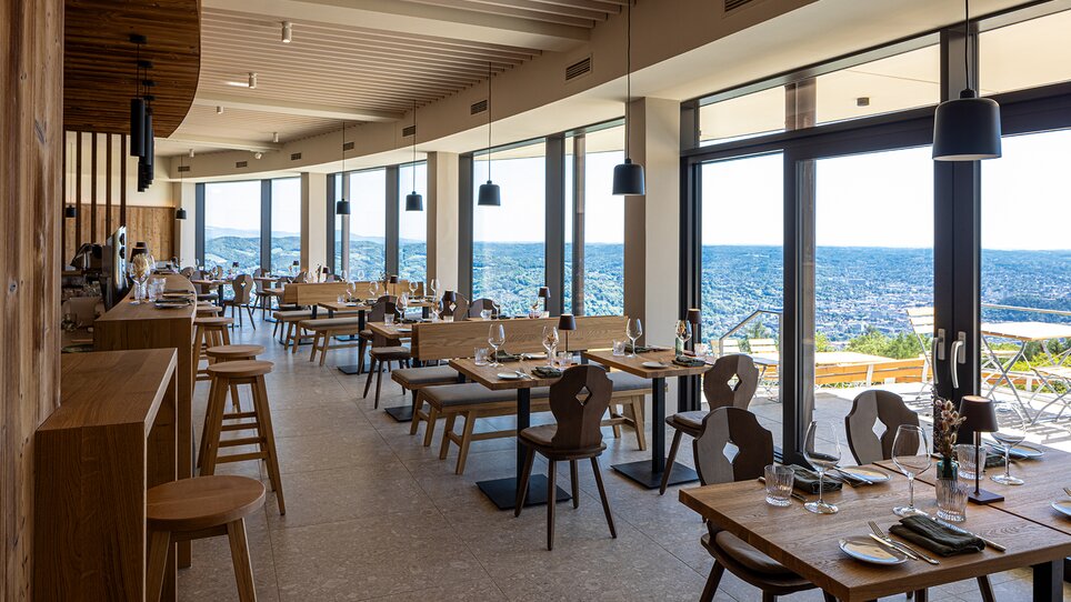 Interno di un ristorante moderno con vista su Graz e dintorni. | © Markus Kaiser