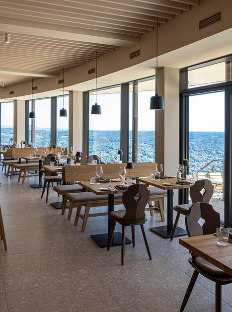 Interno di un ristorante moderno con vista su Graz e dintorni. | © Markus Kaiser