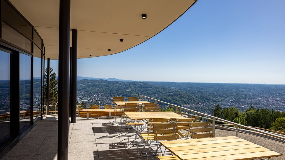 Terrazza del ristorante di montagna con vista su Graz e dintorni. | © Markus Kaiser