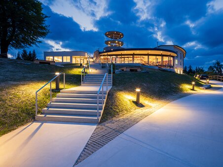 Illuminated path to Fürstenstand mountain restaurant at dusk. | © Markus Kaiser