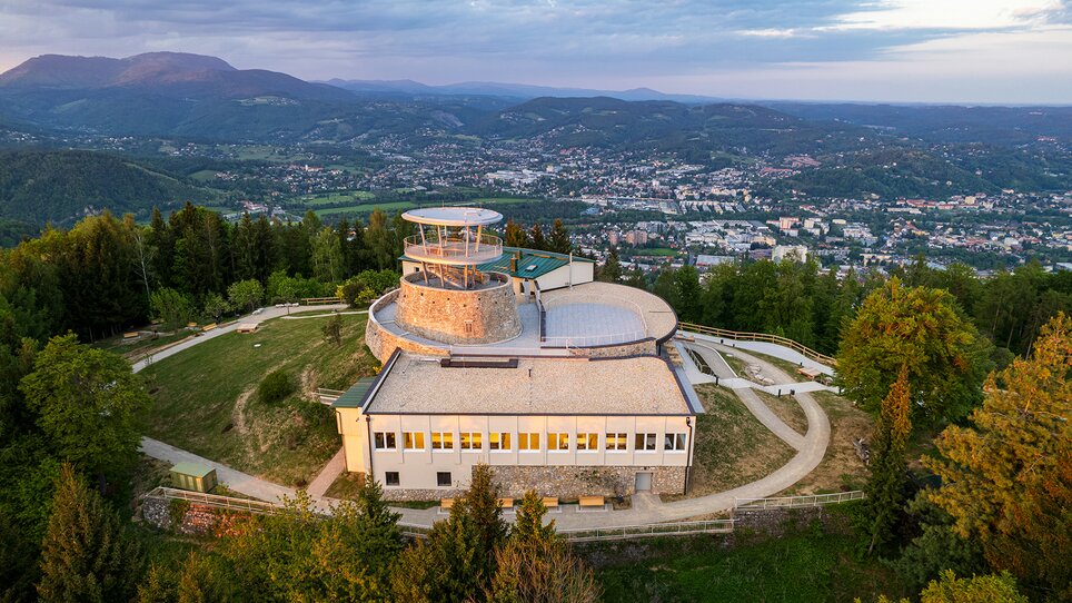 Vista del ristorante di montagna Fürstenstand con la città di Graz sullo sfondo. | © Markus Kaiser