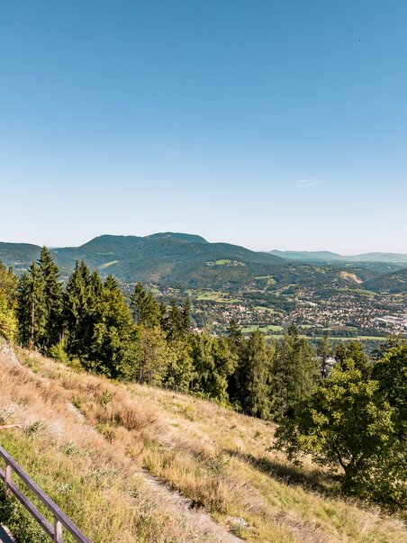 View of Graz with mountain landscape and hiking path. | © Graz Tourismus - Mias Photoart