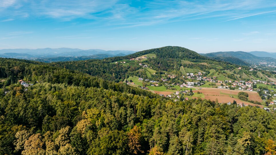 Blick über sanfte Hügel und grüne Wälder vom Fürstenstand in Graz, ein idyllisches Landschaftsbild. | © Graz Tourismus - Mias Photoart