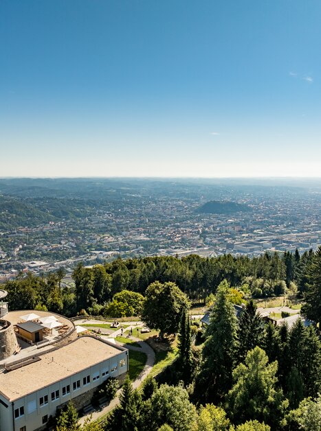 Blick über Graz vom Fürstenstand mit klarer Sicht und grünen Wäldern. | © Graz Tourismus - Mias Photoart