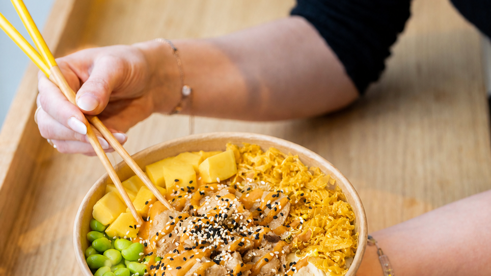 Bunte Schüssel mit Edamame, Mangostücken und Erdnusssauce. | © Fat Monk – Deli Bowls