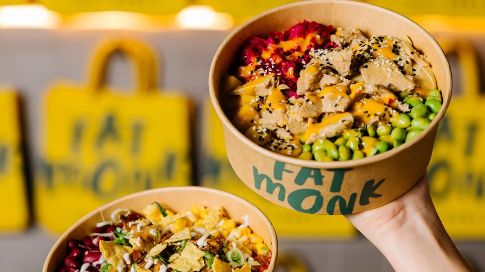 Zwei Bowls mit verschiedenen Zutaten von Fat Monk in einer modernen Umgebung. | © Fat Monk – Deli Bowls